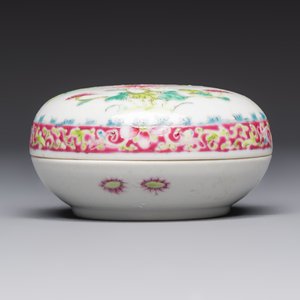 Five Chinese famille rose wares with floral design, Qianlong and Hongxian marks, Republic — 照片 8