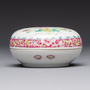 Five Chinese famille rose wares with floral design, Qianlong and Hongxian marks, Republic — 照片 9