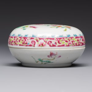 Five Chinese famille rose wares with floral design, Qianlong and Hongxian marks, Republic — 照片 10