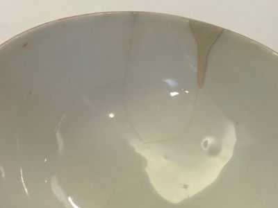 Five Chinese famille rose yellow-ground 'butterfly' bowls, Tongzhi mark and of the period — 照片 12