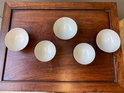Five Chinese famille rose yellow-ground 'butterfly' bowls, Tongzhi mark and of the period — 照片 2