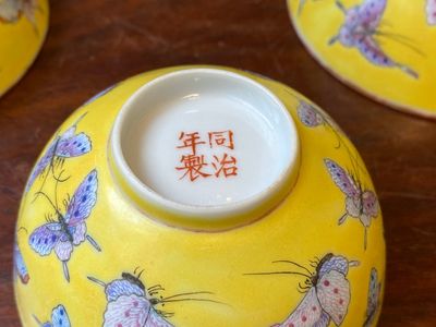 Five Chinese famille rose yellow-ground 'butterfly' bowls, Tongzhi mark and of the period — 照片 5