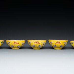 Five Chinese famille rose yellow-ground 'butterfly' bowls, Tongzhi mark and of the period — 照片 5