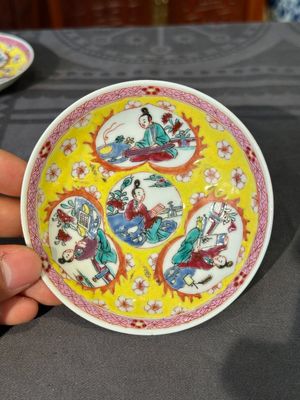 Five Chinese famille rose yellow-ground cups and saucers with 'four arts 四藝' design, Yongzheng — foto 12