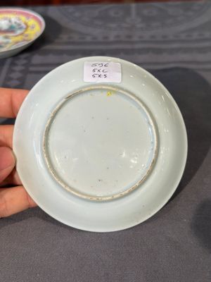 Five Chinese famille rose yellow-ground cups and saucers with 'four arts 四藝' design, Yongzheng — foto 13