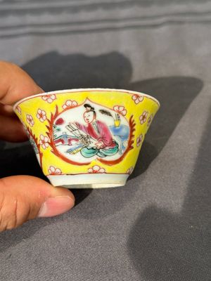 Five Chinese famille rose yellow-ground cups and saucers with 'four arts 四藝' design, Yongzheng — foto 18