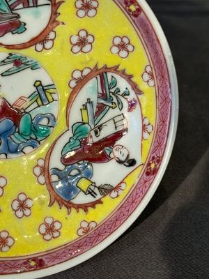 Five Chinese famille rose yellow-ground cups and saucers with 'four arts 四藝' design, Yongzheng — foto 4