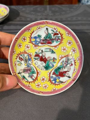 Five Chinese famille rose yellow-ground cups and saucers with 'four arts 四藝' design, Yongzheng — foto 9