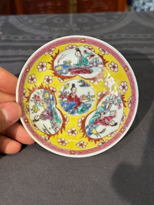 Five Chinese famille rose yellow-ground cups and saucers with 'four arts 四藝' design, Yongzheng — 照片 14