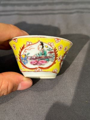 Five Chinese famille rose yellow-ground cups and saucers with 'four arts 四藝' design, Yongzheng — 照片 16