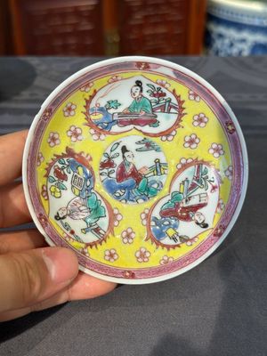 Five Chinese famille rose yellow-ground cups and saucers with 'four arts 四藝' design, Yongzheng — 照片 2