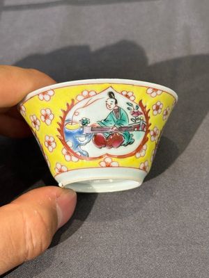 Five Chinese famille rose yellow-ground cups and saucers with 'four arts 四藝' design, Yongzheng — 照片 25