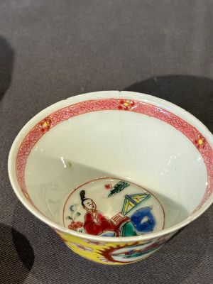 Five Chinese famille rose yellow-ground cups and saucers with 'four arts 四藝' design, Yongzheng — 照片 30