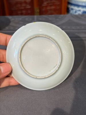 Five Chinese famille rose yellow-ground cups and saucers with 'four arts 四藝' design, Yongzheng — 照片 5