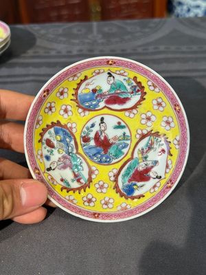 Five Chinese famille rose yellow-ground cups and saucers with 'four arts 四藝' design, Yongzheng — 照片 7