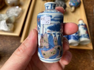 Five Chinese famille verte, blue and white and copper-red snuff bottles, 19/20th C. — 照片 3