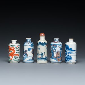 Five Chinese famille verte, blue and white and copper-red snuff bottles, 19/20th C. — 照片 3