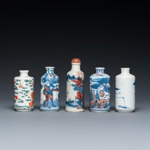 Five Chinese famille verte, blue and white and copper-red snuff bottles, 19/20th C. — 照片 4