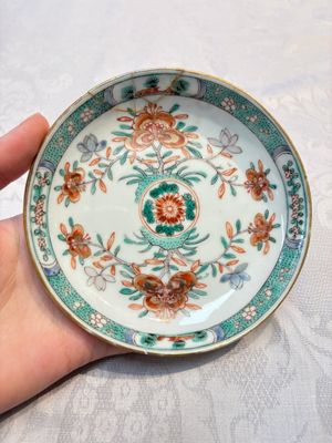 Five Chinese famille verte cups and saucers with floral design, 19th C. — photo 1