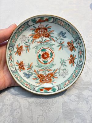 Five Chinese famille verte cups and saucers with floral design, 19th C. — photo 11
