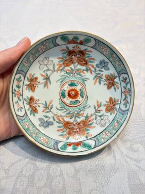Five Chinese famille verte cups and saucers with floral design, 19th C. — photo 5