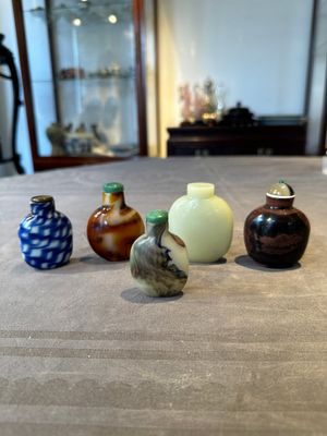 Five Chinese glass snuff bottles, 19/20th C. — 照片 1
