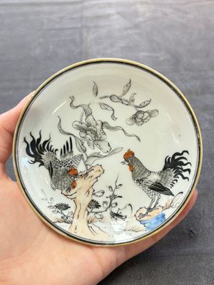 Five Chinese grisaille and iron-red-decorated cups and six saucers with fighting roosters, Yongzheng — 照片 1
