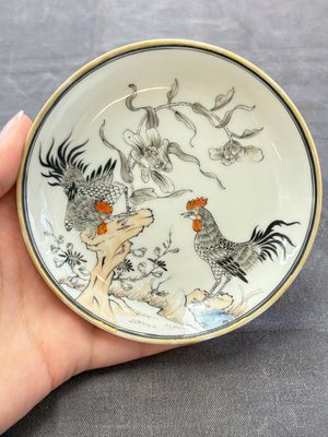 Five Chinese grisaille and iron-red-decorated cups and six saucers with fighting roosters, Yongzheng — 照片 11