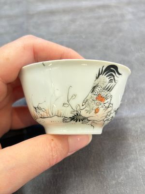 Five Chinese grisaille and iron-red-decorated cups and six saucers with fighting roosters, Yongzheng — 照片 13