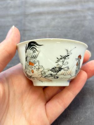 Five Chinese grisaille and iron-red-decorated cups and six saucers with fighting roosters, Yongzheng — 照片 14