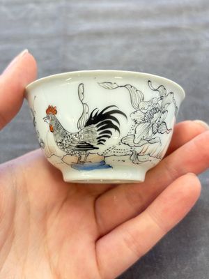 Five Chinese grisaille and iron-red-decorated cups and six saucers with fighting roosters, Yongzheng — 照片 15