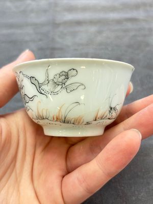 Five Chinese grisaille and iron-red-decorated cups and six saucers with fighting roosters, Yongzheng — 照片 16