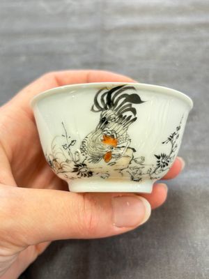 Five Chinese grisaille and iron-red-decorated cups and six saucers with fighting roosters, Yongzheng — 照片 19