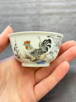 Five Chinese grisaille and iron-red-decorated cups and six saucers with fighting roosters, Yongzheng — 照片 20