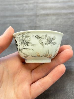 Five Chinese grisaille and iron-red-decorated cups and six saucers with fighting roosters, Yongzheng — 照片 21