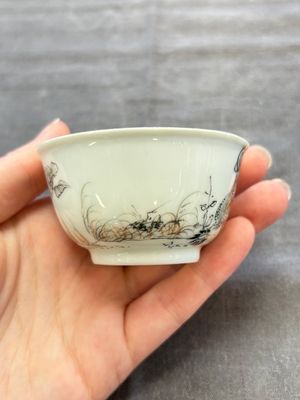 Five Chinese grisaille and iron-red-decorated cups and six saucers with fighting roosters, Yongzheng — 照片 22