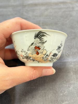 Five Chinese grisaille and iron-red-decorated cups and six saucers with fighting roosters, Yongzheng — 照片 25