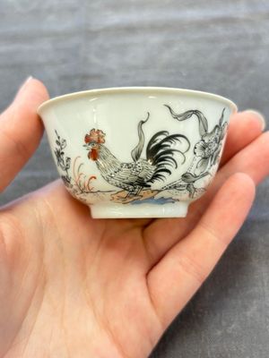 Five Chinese grisaille and iron-red-decorated cups and six saucers with fighting roosters, Yongzheng — 照片 26