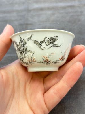 Five Chinese grisaille and iron-red-decorated cups and six saucers with fighting roosters, Yongzheng — 照片 27