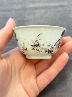 Five Chinese grisaille and iron-red-decorated cups and six saucers with fighting roosters, Yongzheng — 照片 28