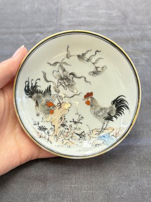 Five Chinese grisaille and iron-red-decorated cups and six saucers with fighting roosters, Yongzheng — 照片 3