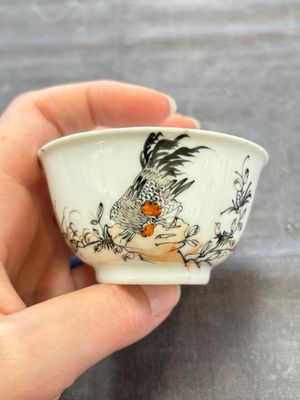 Five Chinese grisaille and iron-red-decorated cups and six saucers with fighting roosters, Yongzheng — 照片 31