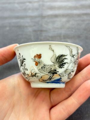 Five Chinese grisaille and iron-red-decorated cups and six saucers with fighting roosters, Yongzheng — 照片 32
