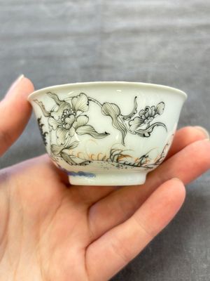 Five Chinese grisaille and iron-red-decorated cups and six saucers with fighting roosters, Yongzheng — 照片 33