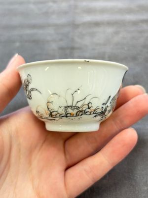 Five Chinese grisaille and iron-red-decorated cups and six saucers with fighting roosters, Yongzheng — 照片 34