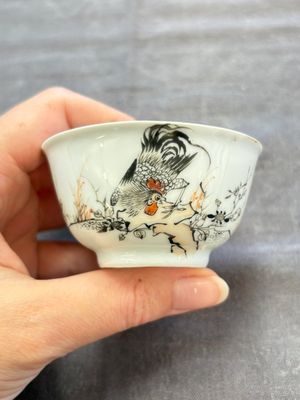 Five Chinese grisaille and iron-red-decorated cups and six saucers with fighting roosters, Yongzheng — 照片 37