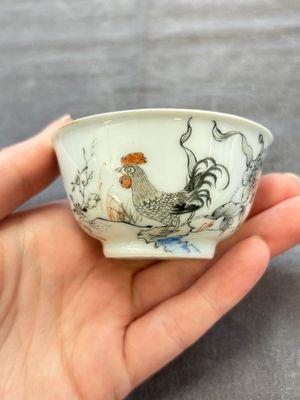 Five Chinese grisaille and iron-red-decorated cups and six saucers with fighting roosters, Yongzheng — 照片 38