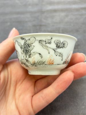 Five Chinese grisaille and iron-red-decorated cups and six saucers with fighting roosters, Yongzheng — 照片 39