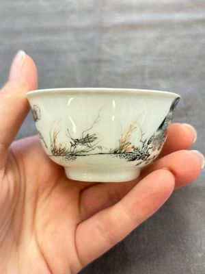 Five Chinese grisaille and iron-red-decorated cups and six saucers with fighting roosters, Yongzheng — 照片 40