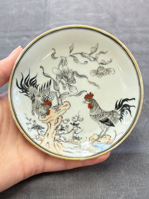 Five Chinese grisaille and iron-red-decorated cups and six saucers with fighting roosters, Yongzheng — 照片 5